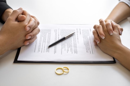 couple signing an alimony settlement